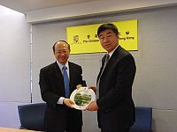 Prof. Guo Dacheng (right), Chancellor of Beijing Institute of Technology receives a souvenir from Prof. Michael Hui (left), Pro-Vice-Chancellor of CUHK